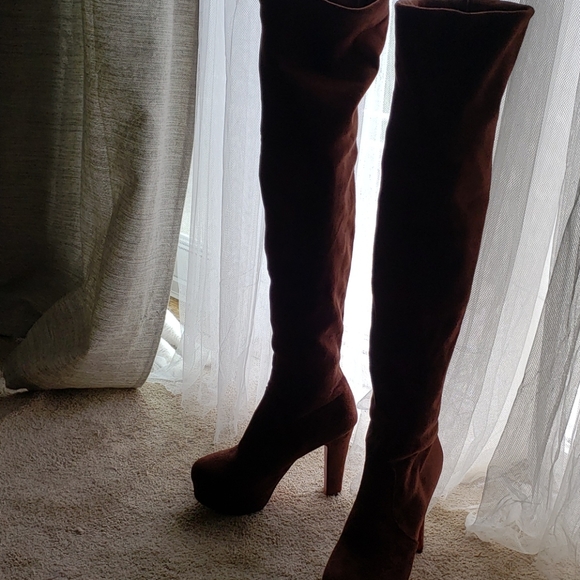 Boots - Picture 3 of 9